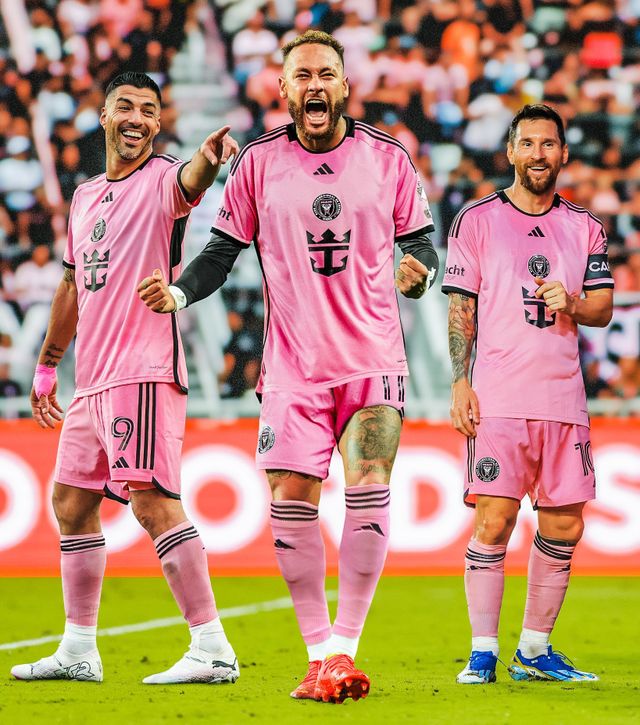 미국 '월스트리트 저널'이 1일(한국시간) 알 힐랄 선수 네이마르가 미국 플로리다 주 마이애미 해변에 부동산을 구매해 이곳에 저택을 지을 계획이라고 전했다.&nbsp;사우디아바리아 기자도 네이마르가 인터 마이애미로 향할 거라고 독점보도해 이적설이 불거졌다. SNS