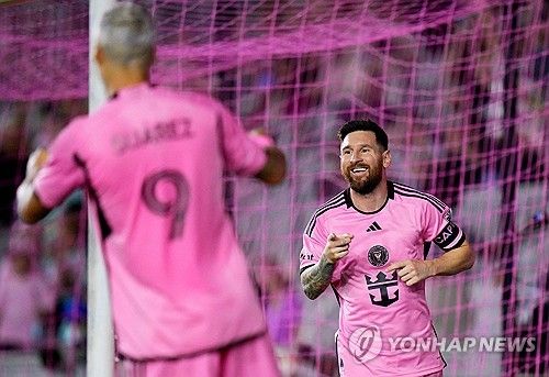 미국 '월스트리트 저널'이 1일(한국시간) 알 힐랄 선수 네이마르가 미국 플로리다 주 마이애미 해변에 부동산을 구매해 이곳에 저택을 지을 계획이라고 전했다.&nbsp;사우디아바리아 기자도 네이마르가 인터 마이애미로 향할 거라고 독점보도해 이적설이 불거졌다. 연합뉴스