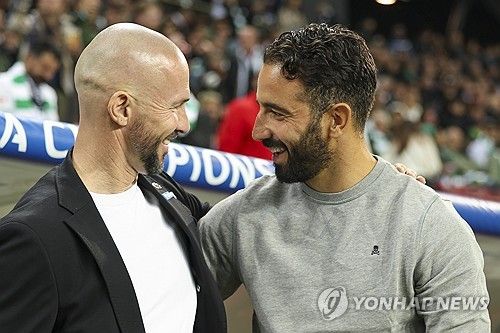 맨체스터 유나이티드는 1일(한국시간) 구단 공식 홈페이지를 통해 후벵 아모림 감독과 2027년 6월까지 계약을 맺었다고 발표했다. 포르투갈 스포르팅을 이끈 39세 젊은 지도자 아모림 감독은 포르투갈 리가 우승 2회와 포르투갈 리그컵 우승 2회 그리고 포르투갈 슈퍼컵 우승 1회 등 여러 트로피를 들어 올렸다. 아모림 감독은 바로 맨유 지휘봉을 잡지 않고 11월 A매치 휴식기 전까지 스포르팅을 지휘할 예정이다. 연합뉴스 