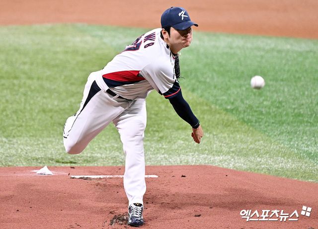 1일 오후 서울 고척스카이돔에서 열린 2024 WBSC(세계야구소프트볼연맹) 프리미어12 대한민국 야구 대표팀과 쿠바 야구 대표팀의 평가전 경기, 1회초 대한민국 선발투수 곽빈이 공을 힘차게 던지고 있다. 고척, 김한준 기자