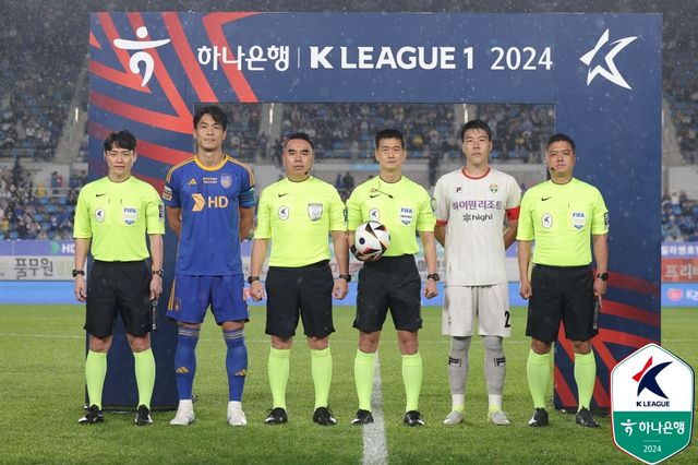 울산이 1일 울산종합운동장에서 열린 강원FC와의 '하나은행 K리그1 2024' 36라운드 홈 경기에서 루빅손과 주민규의 연속 골로 2-1로 승리했다.&nbsp; 1만 3438명의 관중이 경기장을 찾은 가운데, 울산은 강원에게 승리하면서 승점 68(20승 8무 8패)이 되면서 2위 강원(승점 61)과 승점 7점 차를 만들었다. 2경기가 남은 상황에서 울산은 멀리 달아나면서 우승을 조기 확정 지었다. 한국프로축구연맹