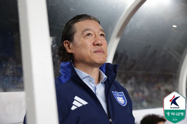 울산이 1일 울산종합운동장에서 열린 강원FC와의 '하나은행 K리그1 2024' 36라운드 홈 경기에서 루빅손과 주민규의 연속 골로 2-1로 승리했다.&nbsp; 1만 3438명의 관중이 경기장을 찾은 가운데, 울산은 강원에게 승리하면서 승점 68(20승 8무 8패)이 되면서 2위 강원(승점 61)과 승점 7점 차를 만들었다. 2경기가 남은 상황에서 울산은 멀리 달아나면서 우승을 조기 확정 지었다. 한국프로축구연맹