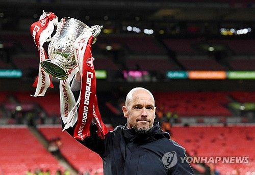 영국 매체 팀토크에 따르면 보루시아 도르트문트는 에릭 텐 하흐의 프로필을 관심 있게 지켜보고 있다. 누리 샤힌 감독 체제에서 도르트문트는 최근 3연패 수렁에 빠졌다. 샤힌 감독의 지도력에 의심이 생기자 도르트문트는 최근 맨체스터 유나이티드에서 경질돼 네덜란드에서 휴식을 취하고 있는 텐 하흐 감독을 주시 중이다. 연합뉴스