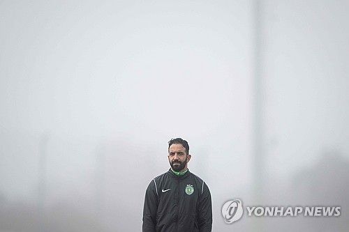 1985년생 젊은 감독 후벵 아모림이 세계적인 명문 구단이자 2013년 알렉스 퍼거슨 감독 은퇴 뒤 프리미어리그 무관 수난을 겪고 있는 맨체스터 유나이티드 새 지휘봉을 잡는다. 맨유는 아모림 감독과 오는 2027년 6월까지 2년 6개월간 계약했다고 1일 공식 발표했다. 아모림 감독은 오는 11일부터 맨유 사무실에 출근한다. 데뷔전은 오는 25일 강등권 입스위치와의 원정 경기가 될 전망이다. 연합뉴스