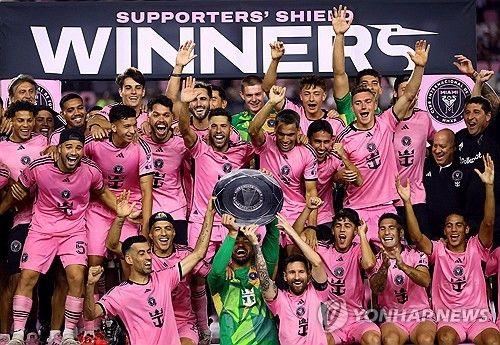 미국 '월스트리트 저널'이 1일(한국시간) 알 힐랄 선수 네이마르가 미국 플로리다 주 마이애미 해변에 부동산을 구매해 이곳에 저택을 지을 계획이라고 전했다.&nbsp;사우디아바리아 기자도 네이마르가 인터 마이애미로 향할 거라고 독점보도해 이적설이 불거졌다. 연합뉴스