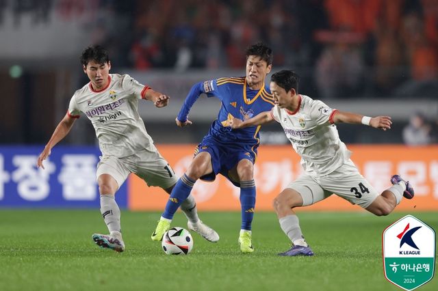 울산이 1일 울산종합운동장에서 열린 강원FC와의 '하나은행 K리그1 2024' 36라운드 홈 경기에서 루빅손과 주민규의 연속 골로 2-1로 승리했다.&nbsp; 1만 3438명의 관중이 경기장을 찾은 가운데, 울산은 강원에게 승리하면서 승점 68(20승 8무 8패)이 되면서 2위 강원(승점 61)과 승점 7점 차를 만들었다. 2경기가 남은 상황에서 울산은 멀리 달아나면서 우승을 조기 확정 지었다. 한국프로축구연맹