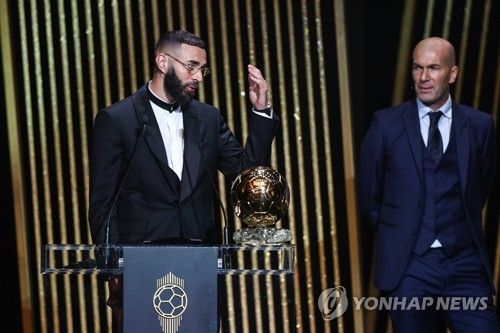 프랑스와 레알 마드리드의 전설 지네딘 지단이 1일(한국시간) 글로벌 스포츠 OTT 다즌을 통해 2023-2024시즌 발롱도르 시상식에서 비니시우스가 수상하지 못한 것이 크리스티아누 호날두의 사례와 같다며 시상식이 신뢰를 잃었다고 주장했다.&nbsp;연합뉴스