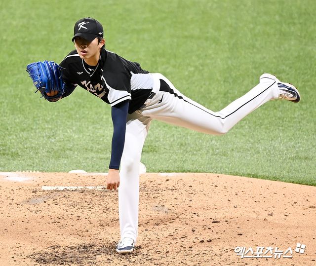 18일 서울 구로구 고척스카이돔에서 열린 '메이저리그 월드투어 서울시리즈 2024' 스페셜 매치 LA 다저스와 팀 코리아의 경기, 4회말 팀 코리아 오원석이 공을 힘차게 던지고 있다. 엑스포츠뉴스 DB