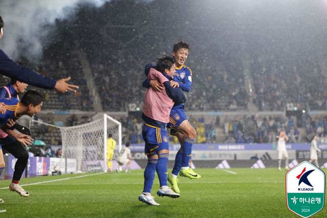 울산이 1일 울산종합운동장에서 열린 강원FC와의 '하나은행 K리그1 2024' 36라운드 홈 경기에서 루빅손과 주민규의 연속 골로 2-1로 승리했다.&nbsp; 1만 3438명의 관중이 경기장을 찾은 가운데, 울산은 강원에게 승리하면서 승점 68(20승 8무 8패)이 되면서 2위 강원(승점 61)과 승점 7점 차를 만들었다. 2경기가 남은 상황에서 울산은 멀리 달아나면서 우승을 조기 확정 지었다. 한국프로축구연맹