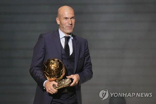 프랑스와 레알 마드리드의 전설 지네딘 지단이 1일(한국시간) 글로벌 스포츠 OTT 다즌을 통해 2023-2024시즌 발롱도르 시상식에서 비니시우스가 수상하지 못한 것이 크리스티아누 호날두의 사례와 같다며 시상식이 신뢰를 잃었다고 주장했다.&nbsp;연합뉴스