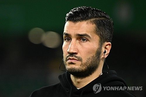 영국 매체 팀토크에 따르면 보루시아 도르트문트는 에릭 텐 하흐의 프로필을 관심 있게 지켜보고 있다. 누리 샤힌 감독 체제에서 도르트문트는 최근 3연패 수렁에 빠졌다. 샤힌 감독의 지도력에 의심이 생기자 도르트문트는 최근 맨체스터 유나이티드에서 경질돼 네덜란드에서 휴식을 취하고 있는 텐 하흐 감독을 주시 중이다. 연합뉴스