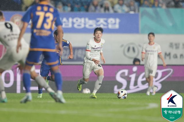울산이 1일 울산종합운동장에서 열린 강원FC와의 '하나은행 K리그1 2024' 36라운드 홈 경기에서 루빅손과 주민규의 연속 골로 2-1로 승리했다.&nbsp; 1만 3438명의 관중이 경기장을 찾은 가운데, 울산은 강원에게 승리하면서 승점 68(20승 8무 8패)이 되면서 2위 강원(승점 61)과 승점 7점 차를 만들었다. 2경기가 남은 상황에서 울산은 멀리 달아나면서 우승을 조기 확정 지었다. 한국프로축구연맹
