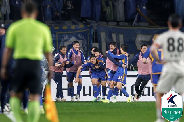 울산이 1일 울산종합운동장에서 열린 강원FC와의 '하나은행 K리그1 2024' 36라운드 홈 경기에서 루빅손과 주민규의 연속 골로 2-1로 승리했다.&nbsp; 1만 3438명의 관중이 경기장을 찾은 가운데, 울산은 강원에게 승리하면서 승점 68(20승 8무 8패)이 되면서 2위 강원(승점 61)과 승점 7점 차를 만들었다. 2경기가 남은 상황에서 울산은 멀리 달아나면서 우승을 조기 확정 지었다. 한국프로축구연맹