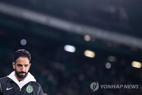 맨체스터 유나이티드는 1일(한국시간) 구단 공식 홈페이지를 통해 후벵 아모림 감독과 2027년 6월까지 계약을 맺었다고 발표했다. 포르투갈 스포르팅을 이끈 39세 젊은 지도자 아모림 감독은 포르투갈 리가 우승 2회와 포르투갈 리그컵 우승 2회 그리고 포르투갈 슈퍼컵 우승 1회 등 여러 트로피를 들어 올렸다. 아모림 감독은 바로 맨유 지휘봉을 잡지 않고 11월 A매치 휴식기 전까지 스포르팅을 지휘할 예정이다. 연합뉴스 