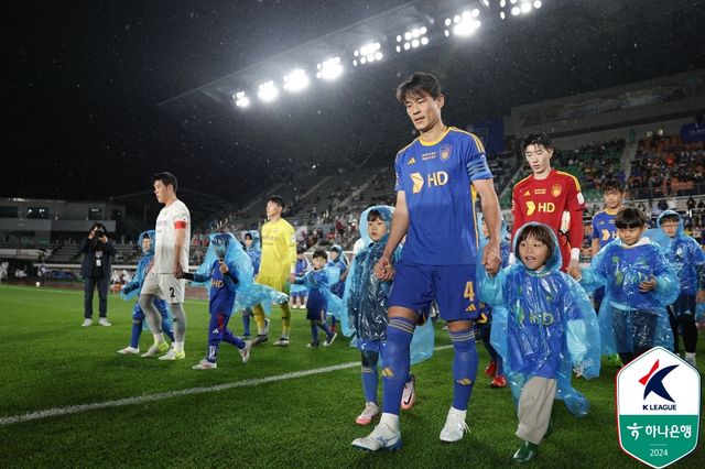 울산이 1일 울산종합운동장에서 열린 강원FC와의 '하나은행 K리그1 2024' 36라운드 홈 경기에서 루빅손과 주민규의 연속 골로 2-1로 승리했다.&nbsp; 1만 3438명의 관중이 경기장을 찾은 가운데, 울산은 강원에게 승리하면서 승점 68(20승 8무 8패)이 되면서 2위 강원(승점 61)과 승점 7점 차를 만들었다. 2경기가 남은 상황에서 울산은 멀리 달아나면서 우승을 조기 확정 지었다. 한국프로축구연맹