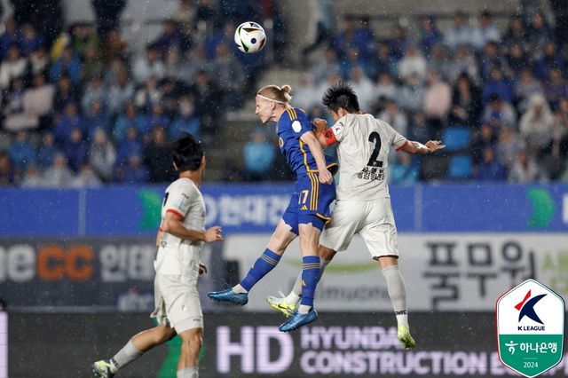 울산이 1일 울산종합운동장에서 열린 강원FC와의 '하나은행 K리그1 2024' 36라운드 홈 경기에서 루빅손과 주민규의 연속 골로 2-1로 승리했다.&nbsp; 1만 3438명의 관중이 경기장을 찾은 가운데, 울산은 강원에게 승리하면서 승점 68(20승 8무 8패)이 되면서 2위 강원(승점 61)과 승점 7점 차를 만들었다. 2경기가 남은 상황에서 울산은 멀리 달아나면서 우승을 조기 확정 지었다. 한국프로축구연맹