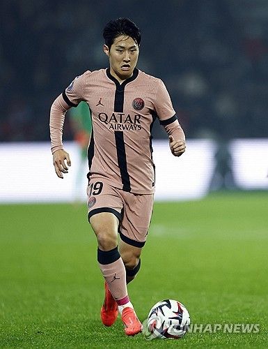 PSG가 10일(한국시간) 프랑스 앙제에 있는 스타드 레이몽 코파에서 열린 앙제와의 2024-2025시즌 리그1 11라운드 원정 경기에서 이강인의 멀티 골을 앞세워 4-2 완승을 거뒀다.&nbsp; A매치 휴식기 전 마지막 경기에서 멀티 골을 터뜨리면서 이강인은 대한민국 축구 국가대표팀에서의 활약도 기대하게 했다.&nbsp;연합뉴스