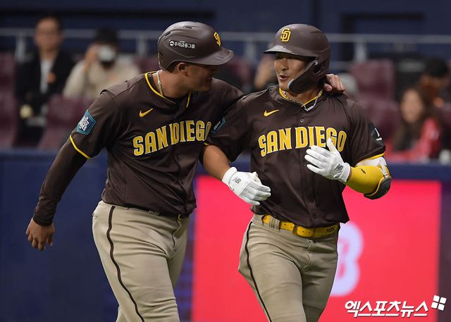 18일 오후 서울 구로구 고척스카이돔에서 열린 '메이저리그 월드투어 서울시리즈 2024' 스페셜 매치 샌디에이고 파드리스와 LG 트윈스의 경기, 6회초 1사 1루 샌디에이고 김하성이 LG 정우영 상대로 투런 홈런을 때려낸 뒤 매니 마차도와 기뻐하고 있다. 엑스포츠뉴스 DB