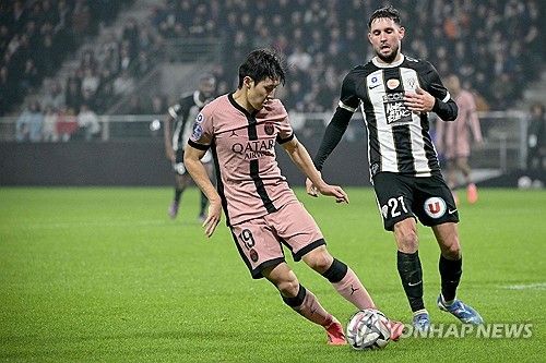 PSG가 10일(한국시간) 프랑스 앙제에 있는 스타드 레이몽 코파에서 열린 앙제와의 2024-2025시즌 리그1 11라운드 원정 경기에서 이강인의 멀티 골을 앞세워 4-2 완승을 거뒀다.&nbsp; A매치 휴식기 전 마지막 경기에서 멀티 골을 터뜨리면서 이강인은 대한민국 축구 국가대표팀에서의 활약도 기대하게 했다.&nbsp;연합뉴스