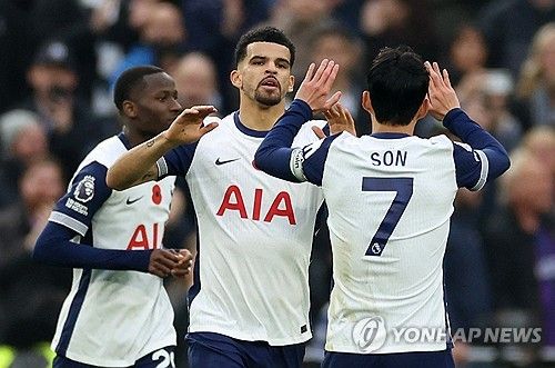 토트넘이 11일(한국시간) 영국 런던에 있는 토트넘 홋스퍼 경기장에서 열린 입스위치 타운과의 2024-2025시즌 프리미어리그 11라운드 홈 경기에서 전반에 내준 두 골을 끝내 만회하고 못하고 1-2로 졌다.&nbsp; 이날 패배로 토트넘은 10위(5승 1무 5패·승점 16) 한 계단 내려갔다. 이날 노팅엄 포레스트와의 원정 경기에서 2-1 역전승을 챙긴 뉴캐슬 유나이티드가 승점 18이 되면서 토트넘을 밀어냈다.연합뉴스