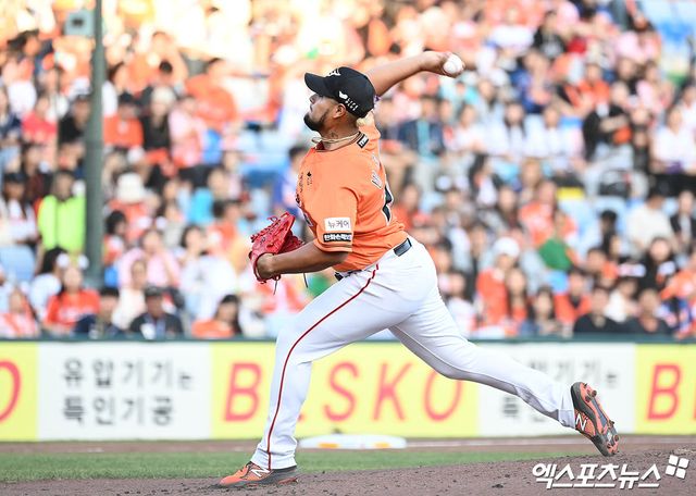 29일 오후 대전한화생명이글스파크에서 열린 '2024 신한 SOL Bank KBO리그' NC 다이노스와 한화 이글스의 경기, 2회초 한화 선발투수 바리아가 역투하고 있다. 엑스포츠뉴스 DB