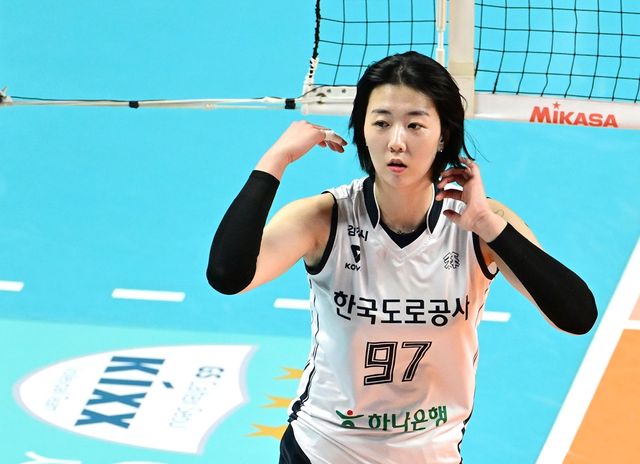 한국도로공사는 10일 서울 장충실내체육관에서 2024-2025 도드람 V-리그 여자부 GS칼텍스와 원정 경기를 치러 세트 스코어 3-1로 승리했다. 개막 5연패에서 탈출한 한국도로공사는 시즌 첫 승과 함께 승점 4점을 기록하면서 GS칼텍스를 세트 득실률에 앞서 6위로 올라섰다.&nbsp;KOVO