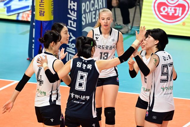 한국도로공사는 10일 서울 장충실내체육관에서 2024-2025 도드람 V-리그 여자부 GS칼텍스와 원정 경기를 치러 세트 스코어 3-1로 승리했다. 개막 5연패에서 탈출한 한국도로공사는 시즌 첫 승과 함께 승점 4점을 기록하면서 GS칼텍스를 세트 득실률에 앞서 6위로 올라섰다.&nbsp;KOVO