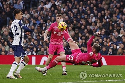 토트넘이 11일(한국시간) 영국 런던에 있는 토트넘 홋스퍼 경기장에서 열린 입스위치 타운과의 2024-2025시즌 프리미어리그 11라운드 홈 경기에서 전반에 내준 두 골을 끝내 만회하고 못하고 1-2로 졌다.&nbsp; 이날 패배로 토트넘은 10위(5승 1무 5패·승점 16) 한 계단 내려갔다. 이날 노팅엄 포레스트와의 원정 경기에서 2-1 역전승을 챙긴 뉴캐슬 유나이티드가 승점 18이 되면서 토트넘을 밀어냈다.연합뉴스