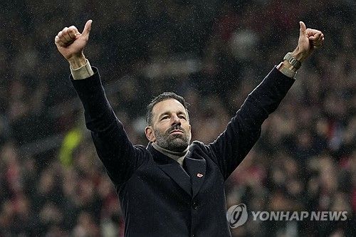 뤼트 판니스텔루이 임시 감독이 이끄는 맨유가 10일(한국시간) 영국 맨체스터에 있는 올드 트래포드에서 열린 레스터 시티와의 2024-2025시즌 프리미어리그 11라운드 홈 경기에서 브루누 페르난데스의 맹활약 속에 3-0 완승을 거뒀다.&nbsp; 후벵 아모림 신임 감독 부임 전 마지막 경기에서 판니스텔루이 임시 감독은 자신이 맡았던 4경기에서 무패(3승 1무) 행진을 달리며 맨유의 레전드이자 소방수로서의 역할을 다했다.연합뉴스