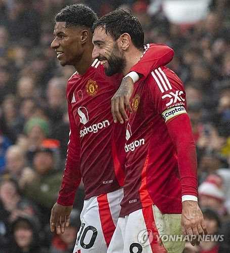 뤼트 판니스텔루이 임시 감독이 이끄는 맨유가 10일(한국시간) 영국 맨체스터에 있는 올드 트래포드에서 열린 레스터 시티와의 2024-2025시즌 프리미어리그 11라운드 홈 경기에서 브루누 페르난데스의 맹활약 속에 3-0 완승을 거뒀다.&nbsp; 후벵 아모림 신임 감독 부임 전 마지막 경기에서 판니스텔루이 임시 감독은 자신이 맡았던 4경기에서 무패(3승 1무) 행진을 달리며 맨유의 레전드이자 소방수로서의 역할을 다했다.연합뉴스