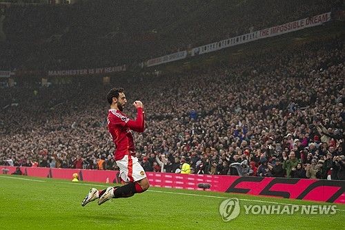 뤼트 판니스텔루이 임시 감독이 이끄는 맨유가 10일(한국시간) 영국 맨체스터에 있는 올드 트래포드에서 열린 레스터 시티와의 2024-2025시즌 프리미어리그 11라운드 홈 경기에서 브루누 페르난데스의 맹활약 속에 3-0 완승을 거뒀다.&nbsp; 후벵 아모림 신임 감독 부임 전 마지막 경기에서 판니스텔루이 임시 감독은 자신이 맡았던 4경기에서 무패(3승 1무) 행진을 달리며 맨유의 레전드이자 소방수로서의 역할을 다했다.연합뉴스