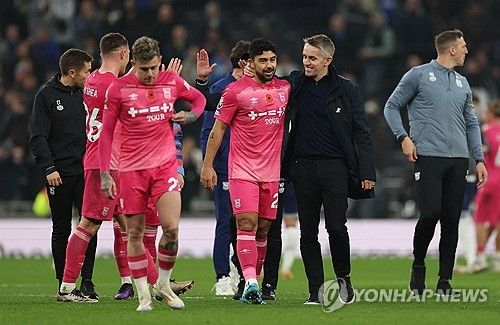 토트넘이 11일(한국시간) 영국 런던에 있는 토트넘 홋스퍼 경기장에서 열린 입스위치 타운과의 2024-2025시즌 프리미어리그 11라운드 홈 경기에서 전반에 내준 두 골을 끝내 만회하고 못하고 1-2로 졌다.&nbsp; 이날 패배로 토트넘은 10위(5승 1무 5패·승점 16) 한 계단 내려갔다. 이날 노팅엄 포레스트와의 원정 경기에서 2-1 역전승을 챙긴 뉴캐슬 유나이티드가 승점 18이 되면서 토트넘을 밀어냈다.연합뉴스