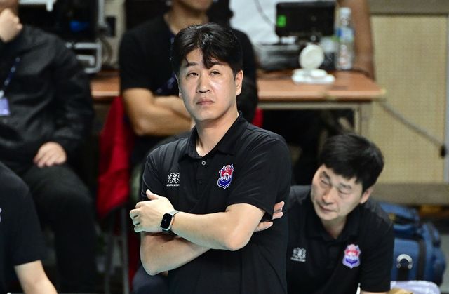 한국도로공사는 10일 서울 장충실내체육관에서 2024-2025 도드람 V-리그 여자부 GS칼텍스와 원정 경기를 치러 세트 스코어 3-1로 승리했다. 개막 5연패에서 탈출한 한국도로공사는 시즌 첫 승과 함께 승점 4점을 기록하면서 GS칼텍스를 세트 득실률에 앞서 6위로 올라섰다.&nbsp;KOVO