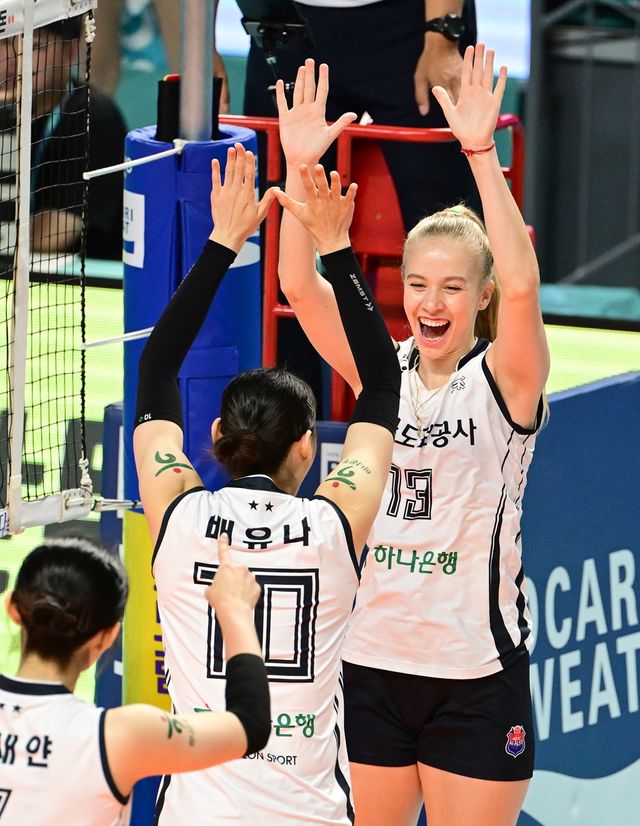 한국도로공사는 10일 서울 장충실내체육관에서 2024-2025 도드람 V-리그 여자부 GS칼텍스와 원정 경기를 치러 세트 스코어 3-1로 승리했다. 개막 5연패에서 탈출한 한국도로공사는 시즌 첫 승과 함께 승점 4점을 기록하면서 GS칼텍스를 세트 득실률에 앞서 6위로 올라섰다.&nbsp;KOVO