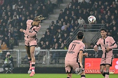 PSG가 10일(한국시간) 프랑스 앙제에 있는 스타드 레이몽 코파에서 열린 앙제와의 2024-2025시즌 리그1 11라운드 원정 경기에서 이강인의 멀티 골을 앞세워 4-2 완승을 거뒀다.&nbsp; A매치 휴식기 전 마지막 경기에서 멀티 골을 터뜨리면서 이강인은 대한민국 축구 국가대표팀에서의 활약도 기대하게 했다.&nbsp;연합뉴스