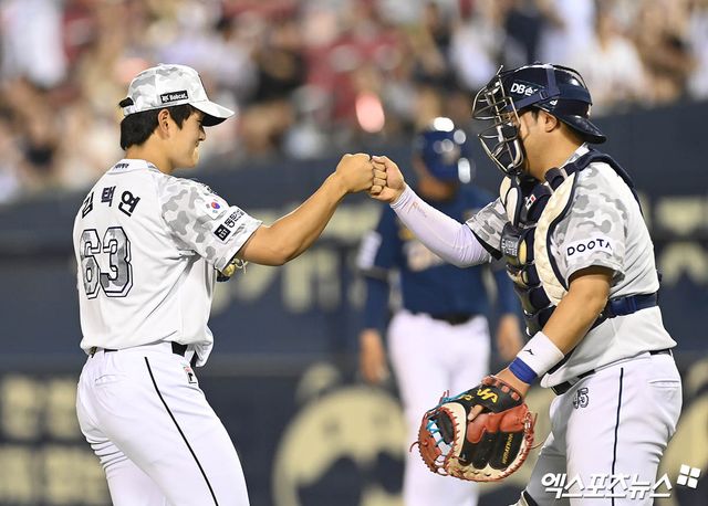 20일 오후 서울 송파구 잠실야구장에서 열린 '2024 신한 SOL Bank KBO리그' NC 다이노스와 두산 베어스의 경기, 두산이 2:0의 스코어로 승리했다. 경기 종료 후 두산 김택연이 김기연과 승리의 기쁨을 나누고 있다. 엑스포츠뉴스 DB