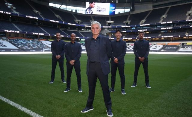 글로벌 스포츠 매체 '디애슬레틱'이&nbsp;지난 7일(한국시간) 위고 요리스, 아마존 다큐멘터리에 대한 토트넘 선수들의 우려 밝혔다…우리는 항상 조심해야 했다는 제목의 기사를 보도했다. 2020년 온라인 영상 서비스(OTT) ‘아마존 프라임 비디오’는 토트넘의 2019-2020시즌을 담은&nbsp;다큐멘터리 ‘모 아니면 도:토트넘 홋스퍼(All or Nothing Tottenham Hotspur)’를 방영했다. 토트넘