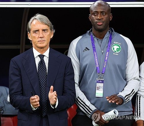 스카이스포츠 이탈리아가 11일(한국시간) 최근 감독을 경질한 AS로마가 무직인 만치니 감독과 협상 중이라고 보도했다.&nbsp; 로마는 앞서 9월, 다니엘레 데로시 감독을 경질한 뒤, 이반 유리치 감독과 1년 계약을 맺었다. 하지만 유리치 감독은 이날 볼로냐와의 2024-2025시즌 세리에A 홈 경기에서 2-3으로 패하면서 궁지에 몰리자 결국 로마는 곧바로 유리치 감독도 경질했다.&nbsp;연합뉴스