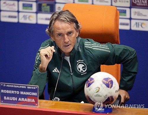 스카이스포츠 이탈리아가 11일(한국시간) 최근 감독을 경질한 AS로마가 무직인 만치니 감독과 협상 중이라고 보도했다.&nbsp; 로마는 앞서 9월, 다니엘레 데로시 감독을 경질한 뒤, 이반 유리치 감독과 1년 계약을 맺었다. 하지만 유리치 감독은 이날 볼로냐와의 2024-2025시즌 세리에A 홈 경기에서 2-3으로 패하면서 궁지에 몰리자 결국 로마는 곧바로 유리치 감독도 경질했다.&nbsp;연합뉴스