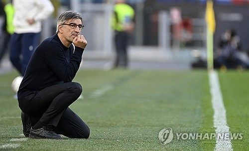 스카이스포츠 이탈리아가 11일(한국시간) 최근 감독을 경질한 AS로마가 무직인 만치니 감독과 협상 중이라고 보도했다.&nbsp; 로마는 앞서 9월, 다니엘레 데로시 감독을 경질한 뒤, 이반 유리치 감독과 1년 계약을 맺었다. 하지만 유리치 감독은 이날 볼로냐와의 2024-2025시즌 세리에A 홈 경기에서 2-3으로 패하면서 궁지에 몰리자 결국 로마는 곧바로 유리치 감독도 경질했다.&nbsp;연합뉴스