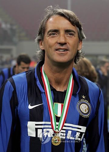 스카이스포츠 이탈리아가 11일(한국시간) 최근 감독을 경질한 AS로마가 무직인 만치니 감독과 협상 중이라고 보도했다.&nbsp; 로마는 앞서 9월, 다니엘레 데로시 감독을 경질한 뒤, 이반 유리치 감독과 1년 계약을 맺었다. 하지만 유리치 감독은 이날 볼로냐와의 2024-2025시즌 세리에A 홈 경기에서 2-3으로 패하면서 궁지에 몰리자 결국 로마는 곧바로 유리치 감독도 경질했다.&nbsp;연합뉴스