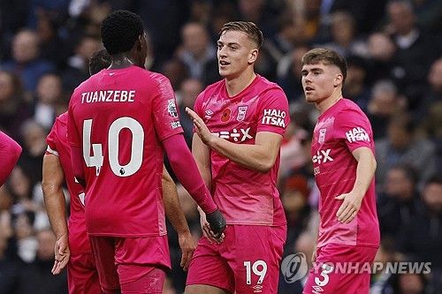 주장의 숙명일까. 팀이 좋지 않은 경기력 끝에 패배하면 언제나 사과하는 건 토트넘 홋스퍼 주장 완장을 팔에 찬 손흥민이다. 토트넘이 홈에서 열린 승격팀 입스위치 타운과의 경기에서 충격패를 당하자 손흥민이 또다시 고개를 숙였다. 손흥민은 경기가 끝나고 경기 내용과 결과에 대해 실망했을 토트넘 팬들에게 진심어린 사과를 전했다. 사진 연합뉴스