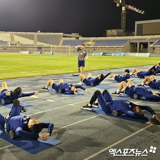 홍명보 감독이 이끄는 축구대표팀이 11일(한국시간) 오후 11시 쿠웨이트 시티에 위치한 압둘라 알칼리파 스타디움에서 쿠웨이트에서 첫 훈련을 실시했다. 이번 훈련 키워드는 '피로 회복'이다.&nbsp;지난 주말까지 소속팀에서 모든 에너지를 쏟아붓고, 회복할 새도 없이 대표팀에 합류한 탓이다. 쿠웨이트시티, 나승우 기자