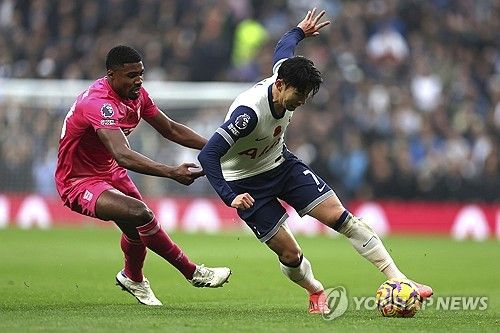 승격팀 입스위치 타운에게 승격 후 첫 승을 헌납한 토트넘 홋스퍼 주장 손흥민이 당연한 승리는 없다고 동료들의 안일했던 생각을 비판했다.&nbsp; 토트넘이 11일(한국시간) 영국 런던에 있는 토트넘 홋스퍼 경기장에서 열린 입스위치 타운과의 2024-2025시즌 &nbsp;프리미어리그 11라운드 홈 경기에서 전반에 내준 두 골을 끝내 만회하고 못하고 1-2로 졌다. 연합뉴스