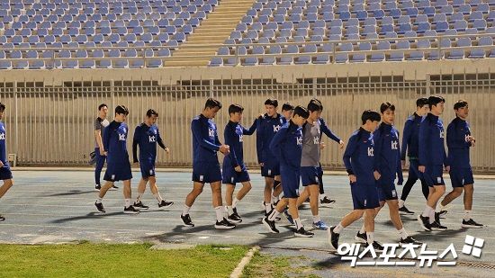 홍명보 감독이 이끄는 축구대표팀이 11일(한국시간) 오후 11시 쿠웨이트 시티에 위치한 압둘라 알칼리파 스타디움에서 쿠웨이트에서 첫 훈련을 실시했다. 이번 훈련 키워드는 '피로 회복'이다.&nbsp;지난 주말까지 소속팀에서 모든 에너지를 쏟아붓고, 회복할 새도 없이 대표팀에 합류한 탓이다. 쿠웨이트시티, 나승우 기자