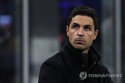 11일(한국시간) 2024-2025시즌 프리미어리그 11라운드가 끝난 현재, 리버풀이 단독 선두(9승 1무 1패·승점 28)로 치고 나가고 있고 맨체스터 시티가 2위(7승 2무 2패·승점 23)로 뒤를 쫓는 흐름이다.&nbsp; 그런데 그 아래, 4위까지 주어지는 유럽축구연맹(UEFA) 챔피언스리그 진출권 경쟁은 아주 험난하다. 시즌 초반이지만, 3위부터 13위까지 1경기 차로 순위가 요동치는 초접전이 진행 중이다. 3위 첼시가 승점 19, 13위 맨체스터 유나이티드가 승점 15로 단 4점 차에 불과하다.&nbsp;연합뉴스