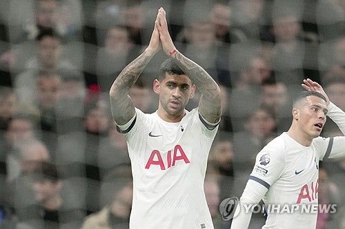 손흥민과 재계약에는 열의를 보이지 않는 토트넘 홋스퍼가 크리스티안 로메로를 향한 레알 마드리드의 관심은 칼같이 쳐내고 있다.&nbsp;로메로를 향한 레알의 관심을 빠르게 차단한 토트넘의 태도는 손흥민에게 보여주고 있는 미적지근한 태도와 완전히 딴판이다. 연합뉴스