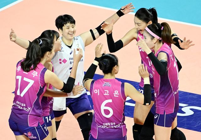 여자 프로배구 흥국생명이 12일 인천삼산월드체육관에서 열린 도드람 2024-2025 V리그 여자부 1라운드 정관장과의 홈 경기에서 세트 스코어 3-2(24-26 25-18 25-21 24-26 15-10)로 이겼다. 개막 6연승을 질주하고 선두 싸움에서 유리한 고지를 점하게 됐다. 사진 한국배구연맹