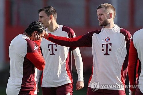 스카이스포츠 독일이 12일(하국시간) 바이에른 뮌헨이 백업 자원으로 밀려난 내년 여름 계약이 끝나면 결별 수순을 밟는다고 전했다.&nbsp;여기에 영국 매체 TBR 풋볼이 뮌헨을 떠날 것이 유력한 다이어가 프리미어리그 3구단의 관심을 받아 프리미어리그로 복귀할 수 있다라고 전했다.&nbsp;