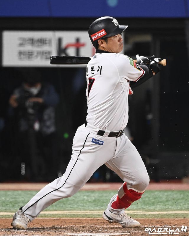 19일 오후 수원케이티위즈파크에서 열린 '2022 신한은행 SOL KBO리그 포스트시즌' 준플레이오프 3차전 키움 히어로즈와 KT 위즈의 경기, 9회말 무사 1,3루 KT 신본기가 1타점 땅볼을 때려내고 있다. 엑스포츠뉴스DB